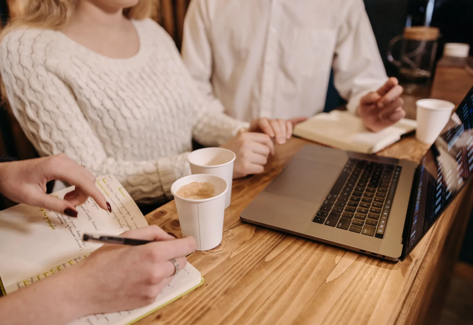 La table de travail de la rédaction d’Alhert