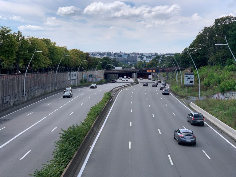 Autoroute A13 à plusieurs voies vue depuis un pont, circulation fluide