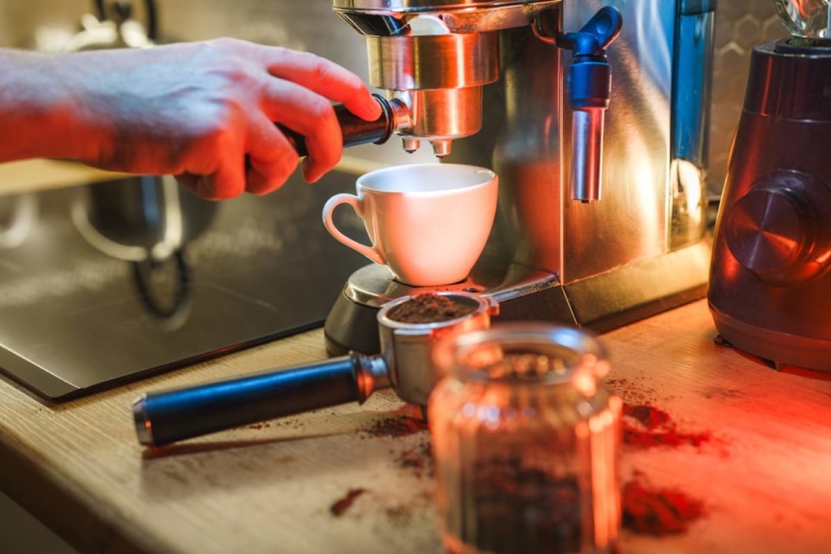 Détartrer une machine à café manuelle à la maison