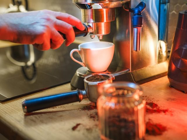 Détartrer une machine à café manuelle à la maison