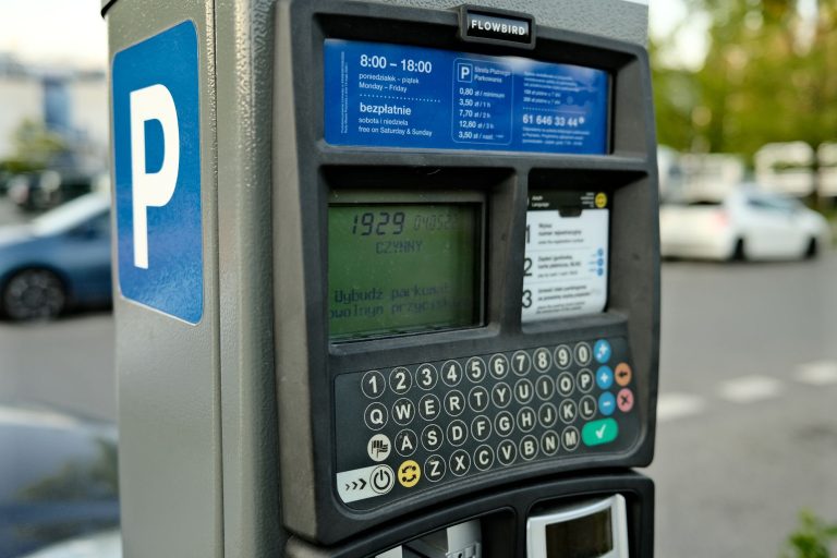 Horodateur de stationnement avec panneau P bleu et clavier numérique en bord de rue