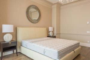 Matelas à ressorts posé sur un sommier dans une chambre à coucher