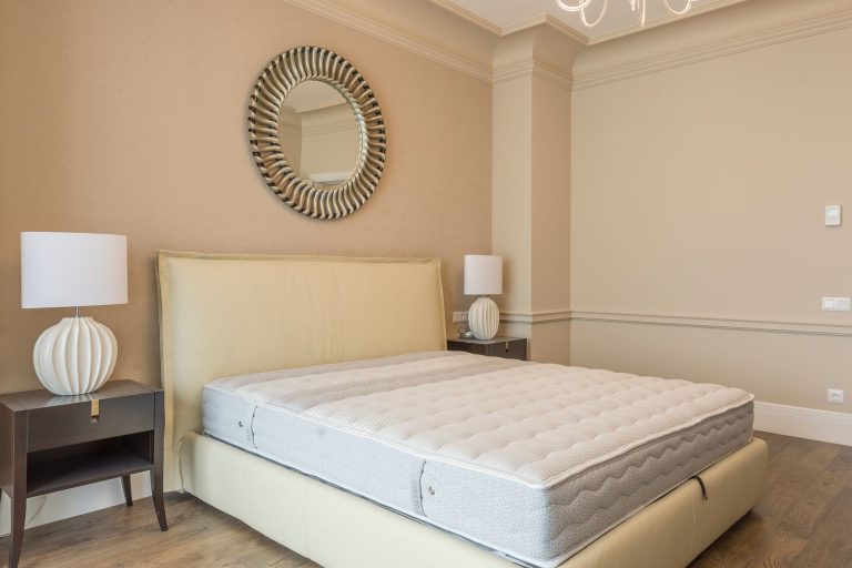 Matelas à ressorts posé sur un sommier dans une chambre à coucher