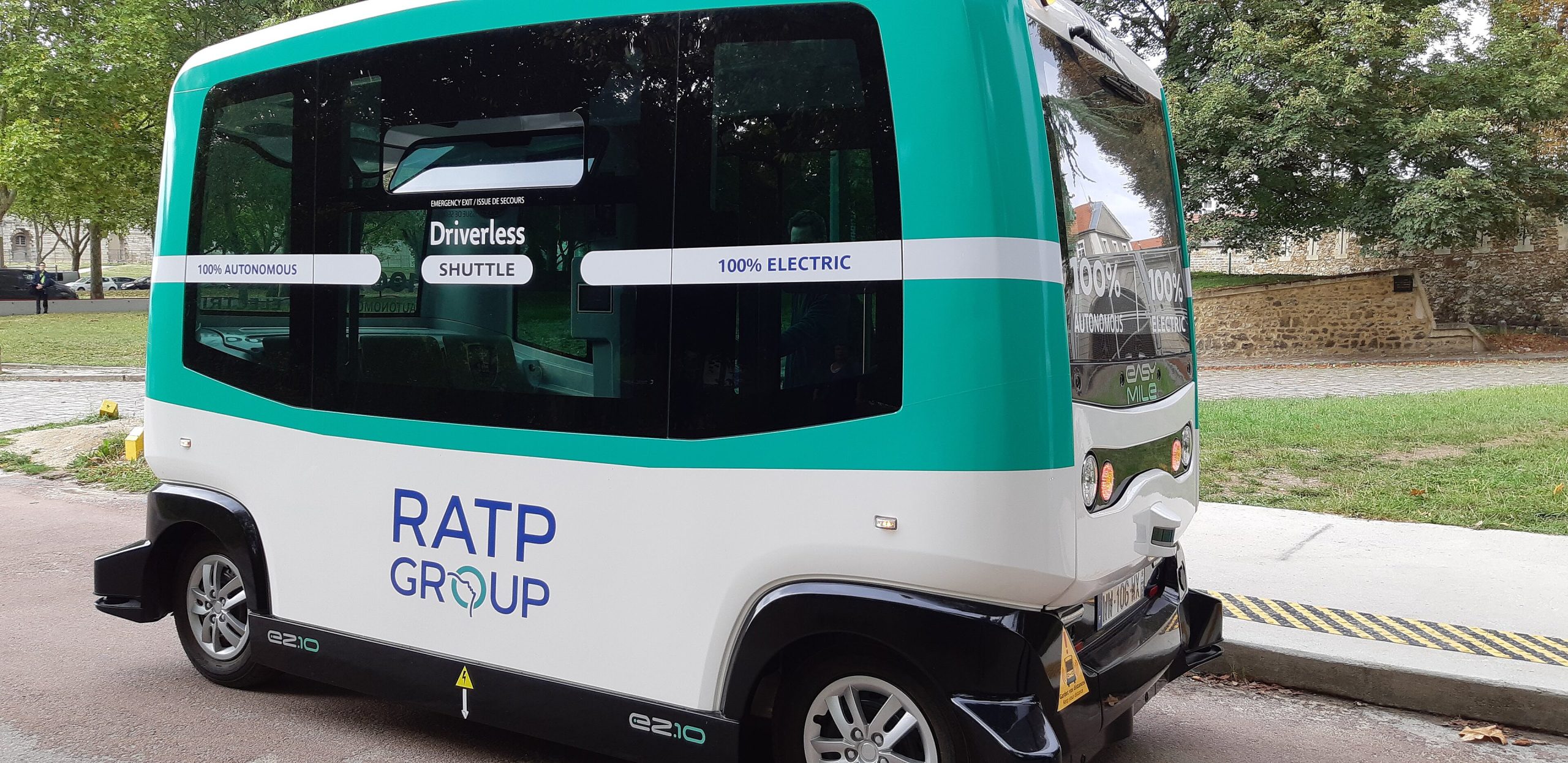 Navette autonome électrique RATP à l'arrêt près du château de Vincennes