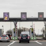 Barrière de péage d'autoroute en France avec ses voies et ses portiques