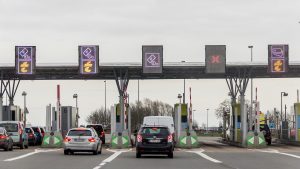 Barrière de péage d'autoroute en France avec ses voies et ses portiques