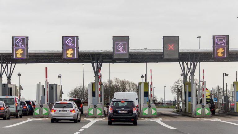 Barrière de péage d'autoroute en France avec ses voies et ses portiques