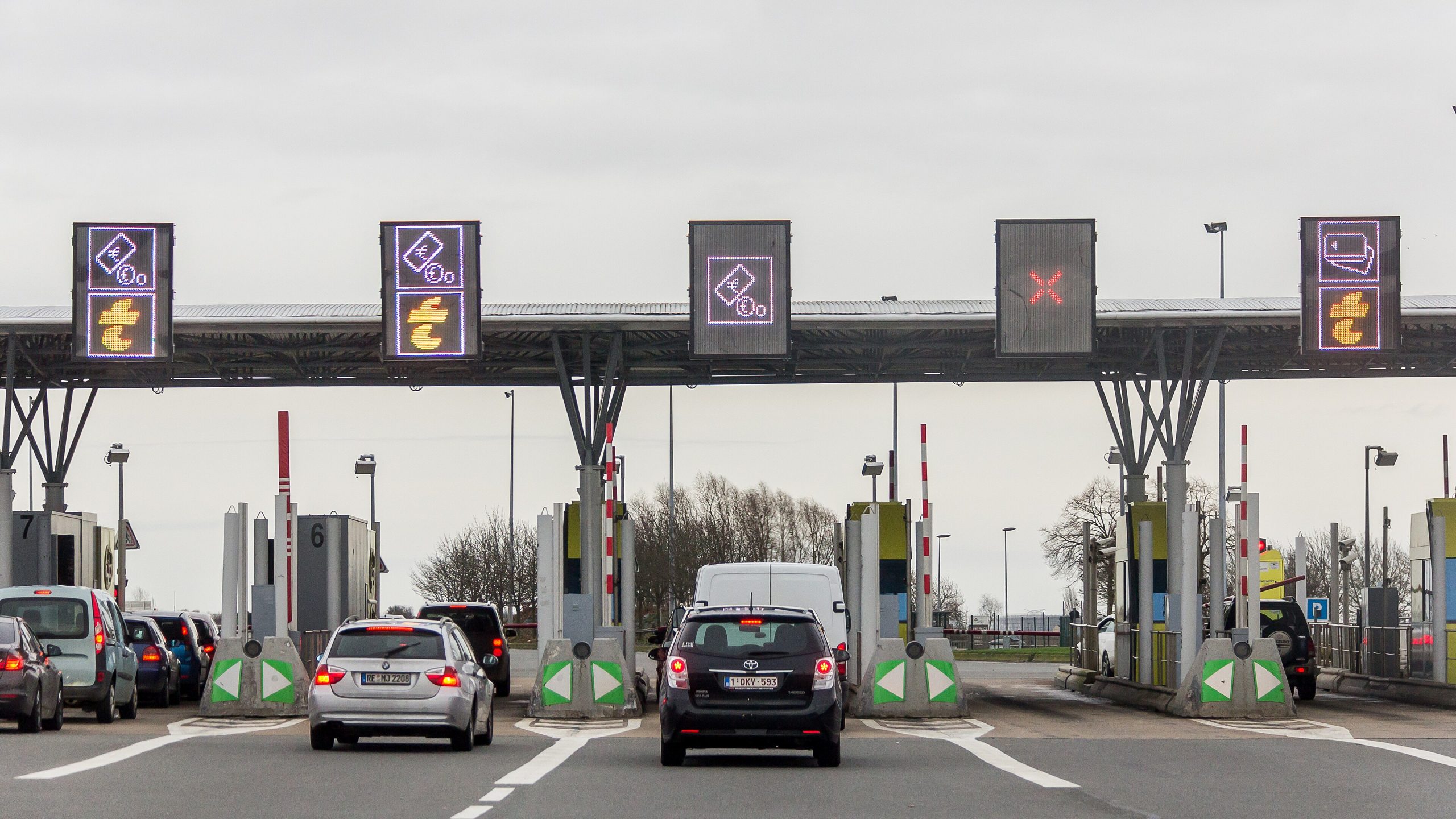 Barrière de péage d'autoroute en France avec ses voies et ses portiques