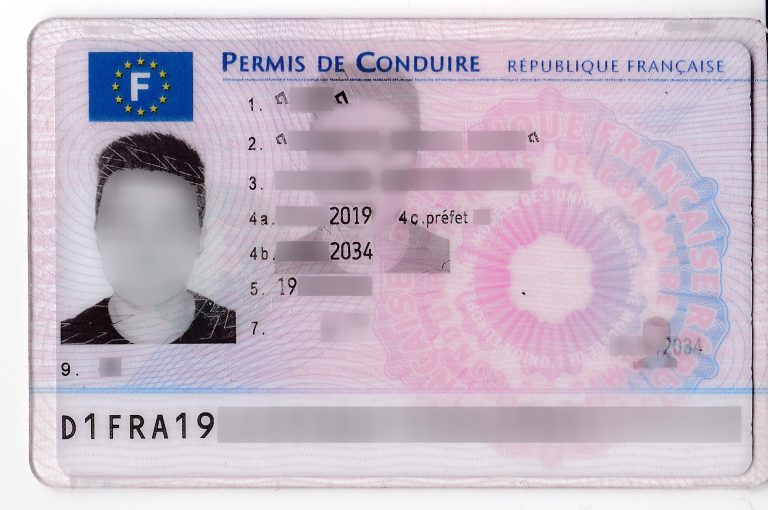 Carte de permis de conduire français au format européen, recto, données masquées