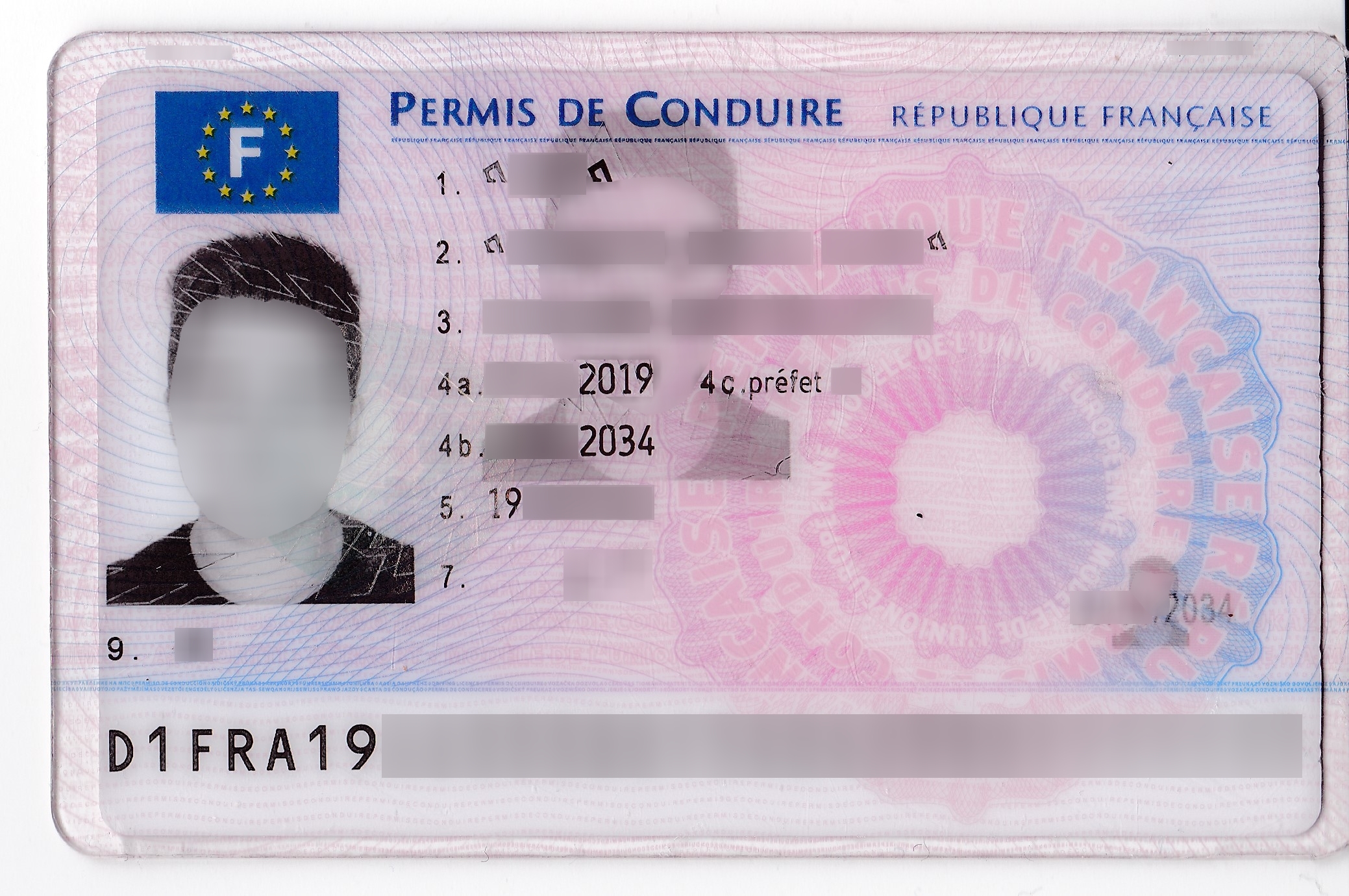 Carte de permis de conduire français au format européen, recto, données masquées