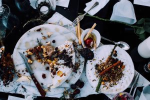 Vue de dessus d'assiettes avec les restes d'un repas laissés sur une table
