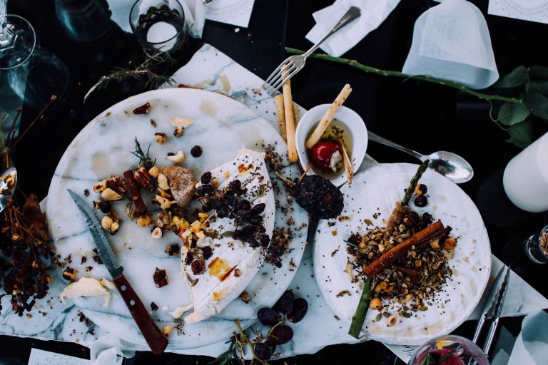 Vue de dessus d'assiettes avec les restes d'un repas laissés sur une table