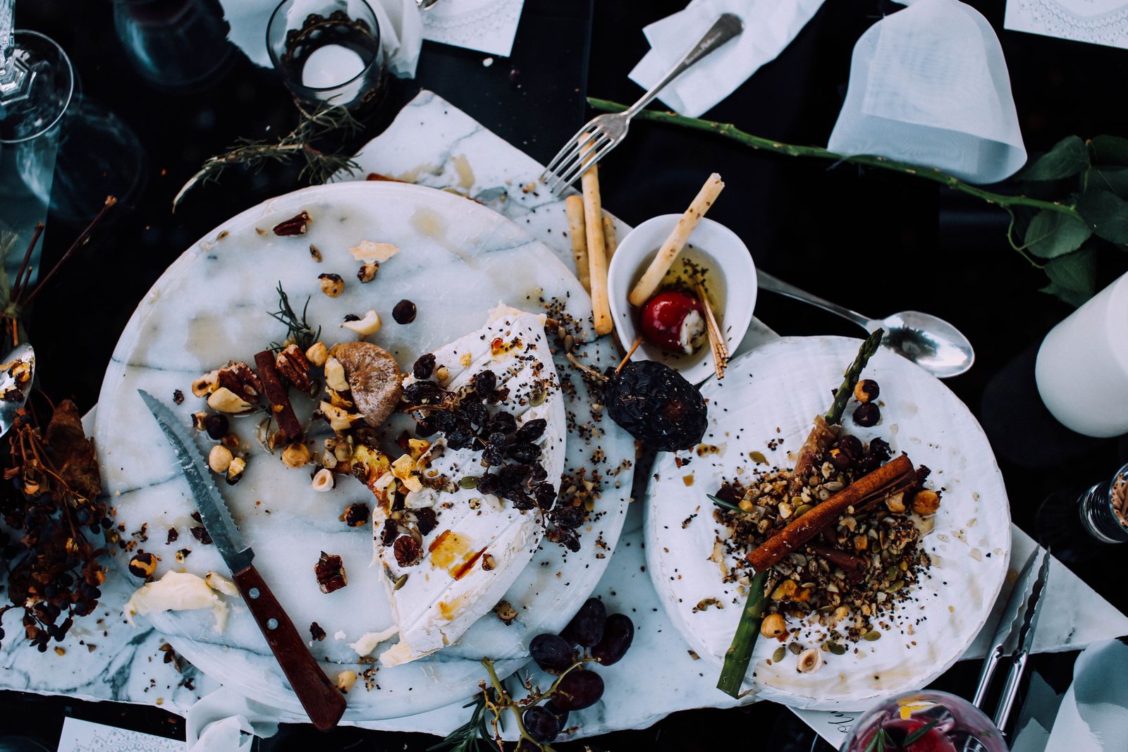 Vue de dessus d'assiettes avec les restes d'un repas laissés sur une table