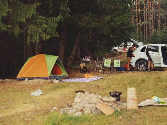 Comment transformer votre voiture en camping-car économique ?