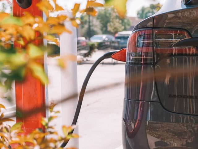 Nouveaux standards pour les bornes de recharge de voitures électriques en 2027