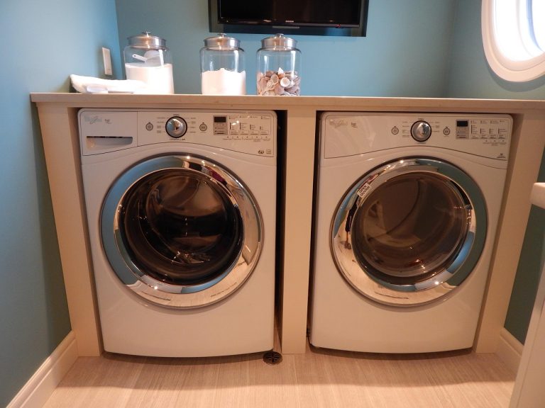 Sèche-linge et lave-linge côte à côte dans une buanderie domestique