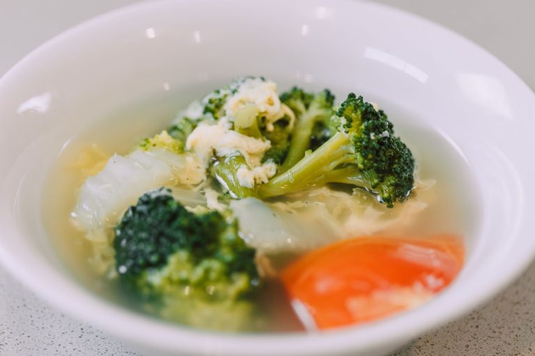 Bol de soupe claire aux brocolis, carottes et œuf