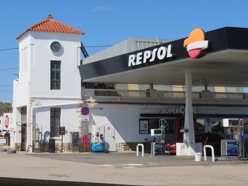 Station-service Repsol en Espagne, auvent et boutique, ciel bleu