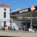 Station-service Repsol en Espagne, auvent et boutique, ciel bleu