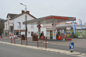 Station-service TotalEnergies en France, auvent à l'enseigne de la marque