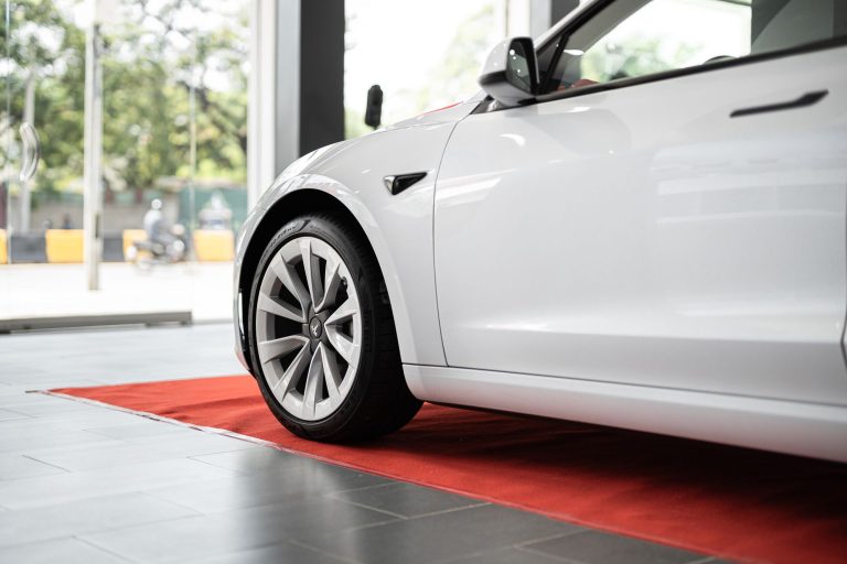 Voiture électrique blanche exposée dans le showroom d'une concession