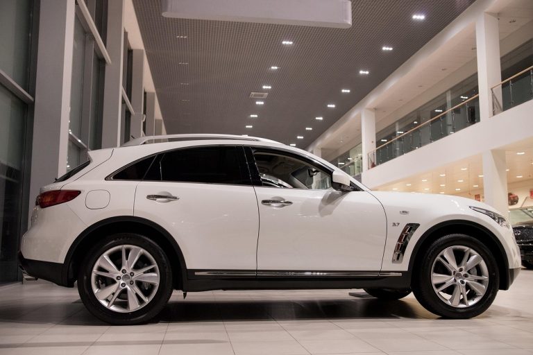Un SUV blanc neuf exposé dans la salle d'exposition d'un concessionnaire automobile