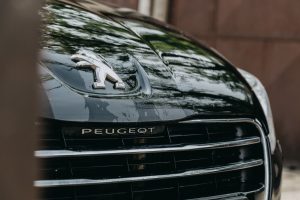 Calandre et lion Peugeot sur le capot d'une voiture, gros plan