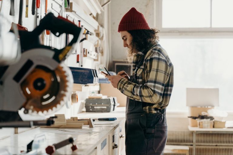 Devis dicté, relances auto : ce que votre téléphone gère à votre place