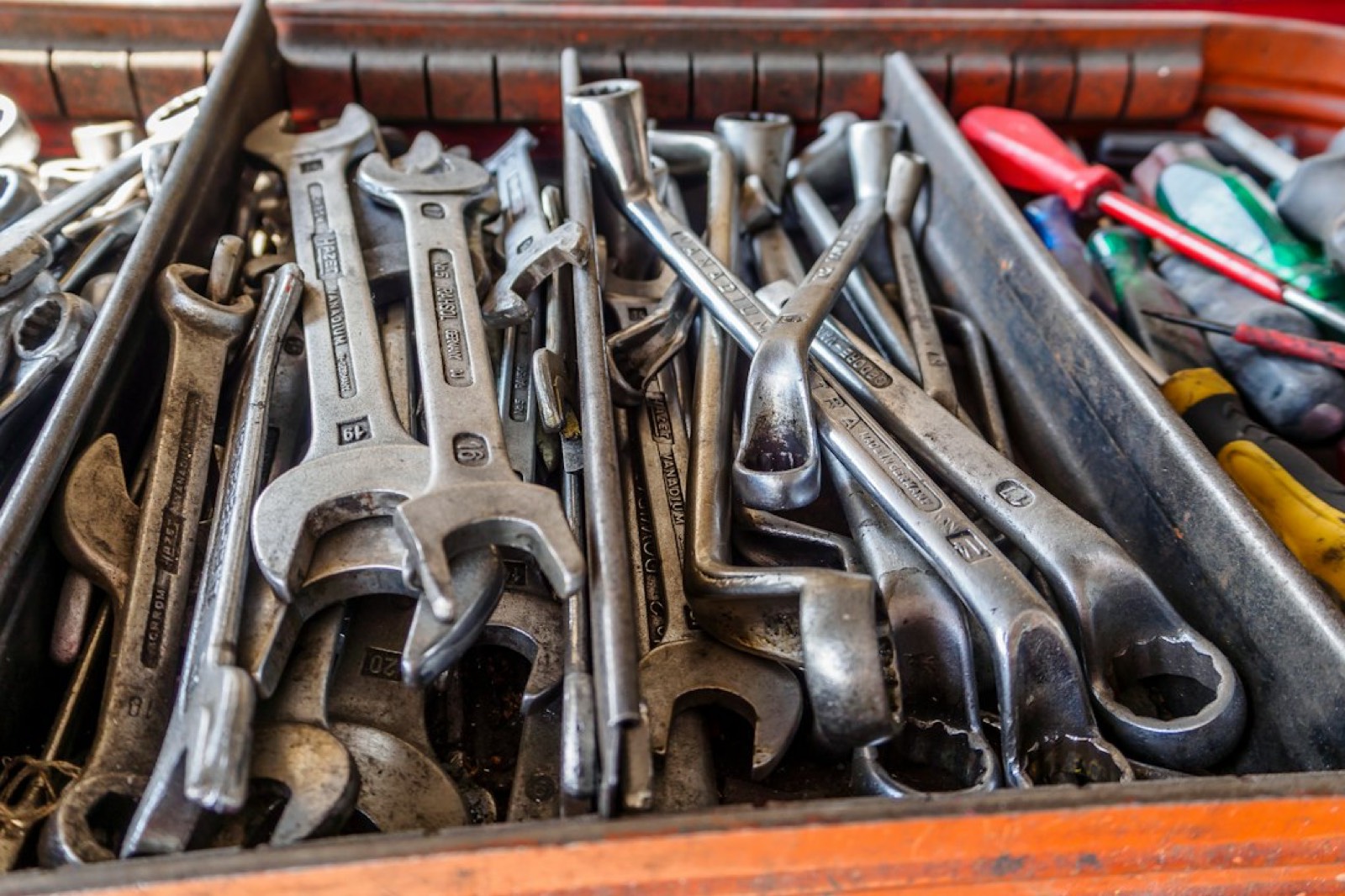 Outils et boulons pour l'installation d'un attelage de voiture
