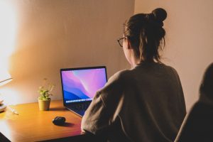 Mal de dos et télétravail: comprendre les causes