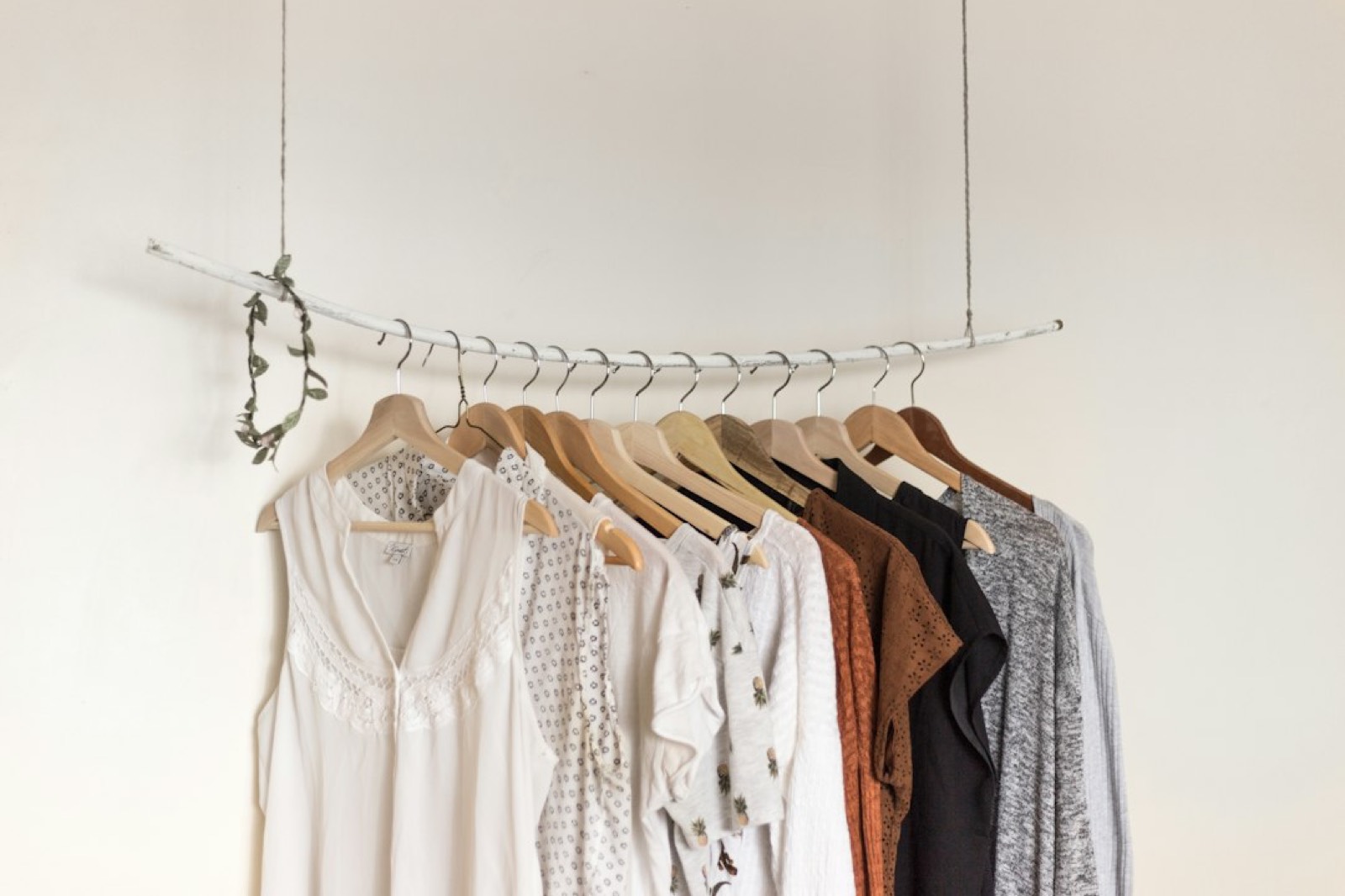 Dressing organisé avec cintres et vêtements assortis par couleur