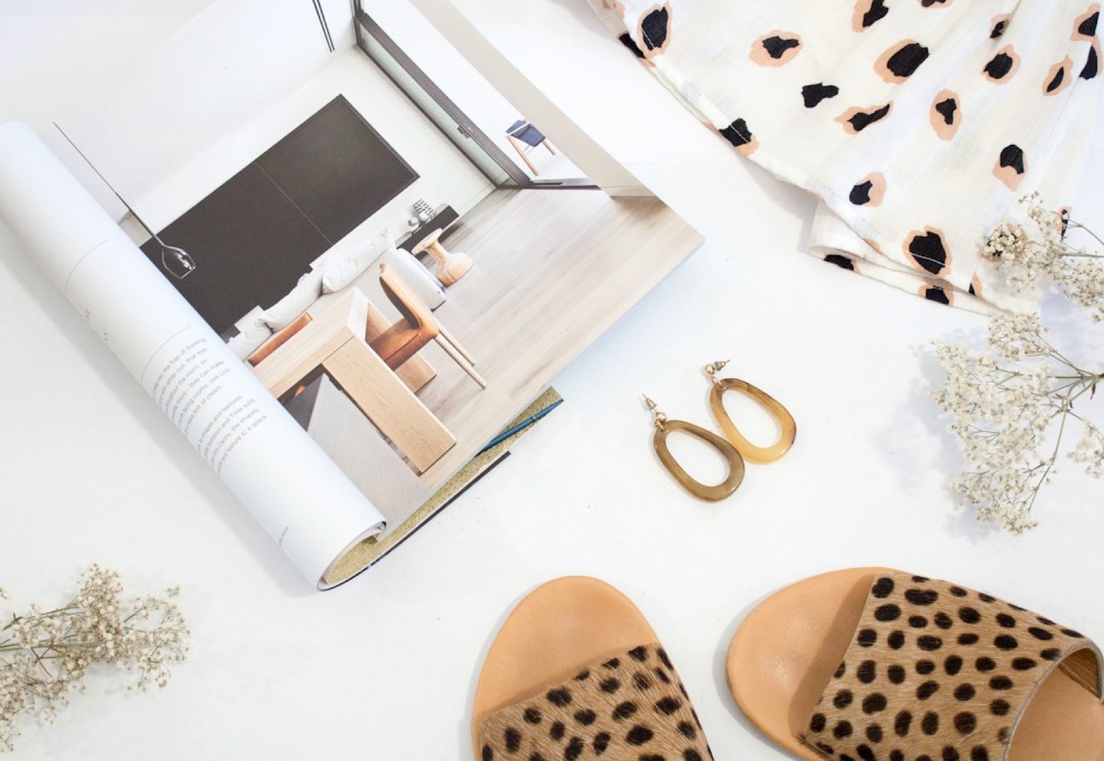 Accessoires et vêtements assortis posés à plat pour composer une tenue mix and match