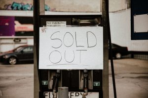Pompe à carburant avec une pancarte manuscrite « SOLD OUT » signalant la pénurie
