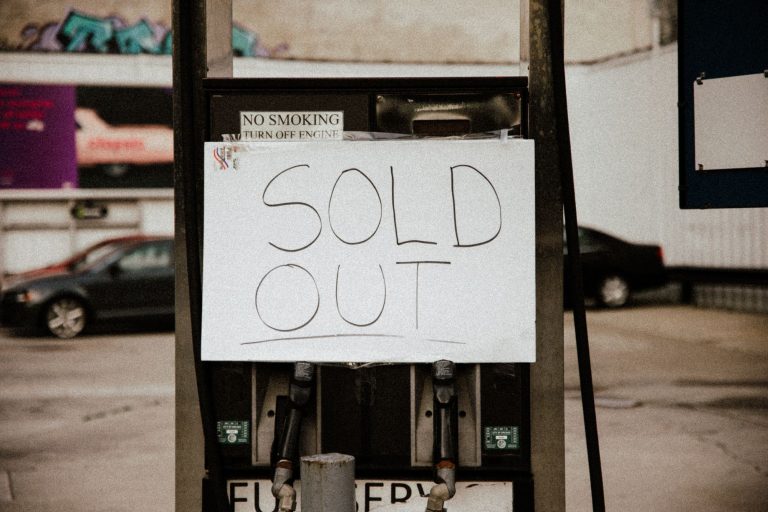 Pompe à carburant avec une pancarte manuscrite « SOLD OUT » signalant la pénurie