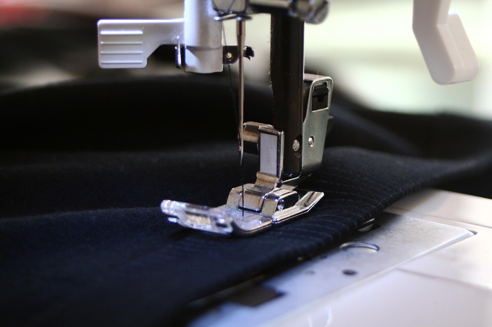 Atelier textile français avec machine à coudre et tissu en cours de fabrication