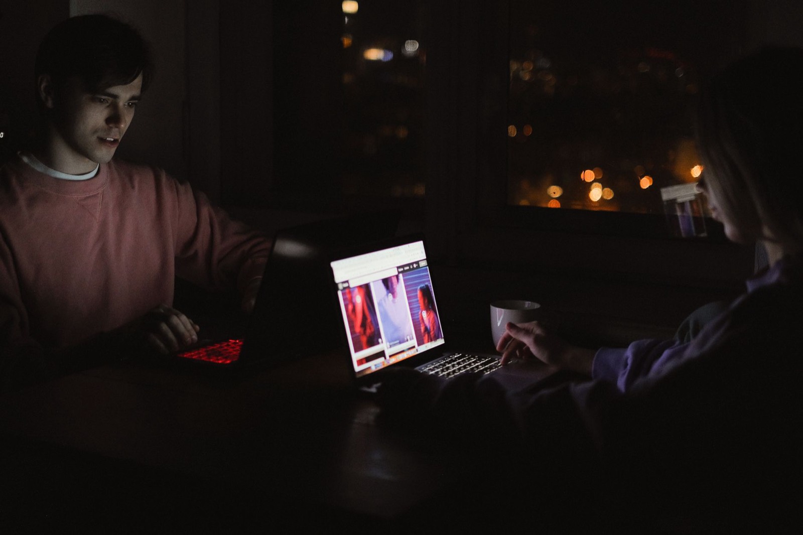 Ordinateur portable ouvert le soir sur une fenêtre de discussion, pour une consultation de voyance par chat
