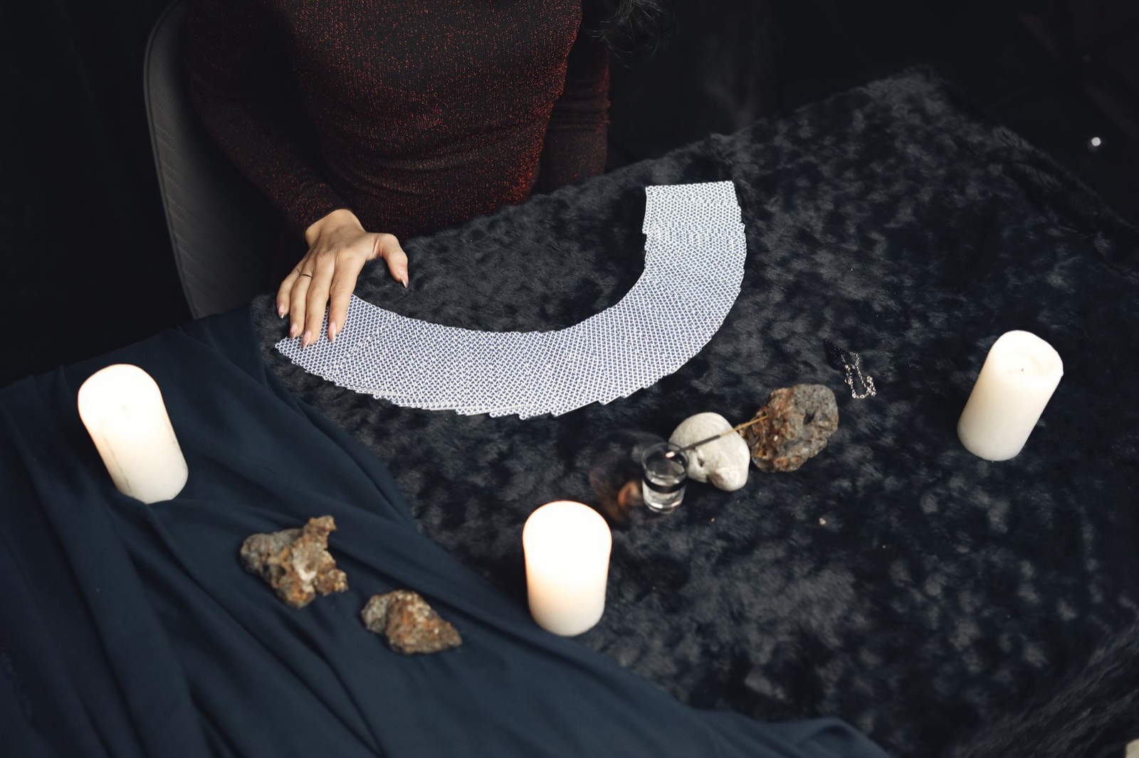 Cartes de tarot étalées sur une table à la lueur d'une bougie, support de la cartomancie